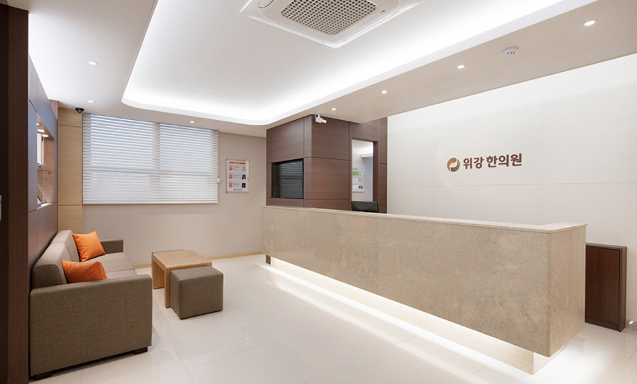 위강한의원 목동점 프론트 — 리셉션